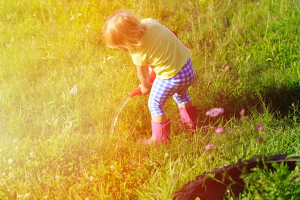 Gadis kecil menyiram tanaman di kebun — Stok Foto