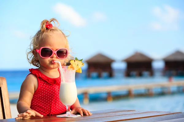 Bonito menina bebendo coquetel na praia tropical — Fotografia de Stock