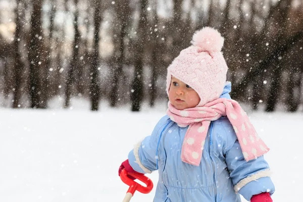 Κορίτσι χαριτωμένο μικρό παιδί τη διασκέδαση στο χιόνι του χειμώνα — Φωτογραφία Αρχείου