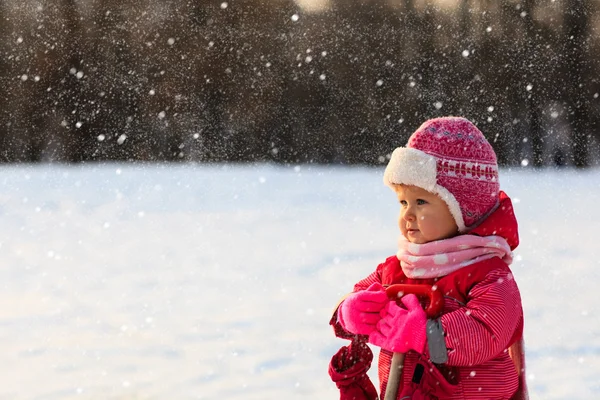 Lycklig liten flicka spela i vinter snö — Stockfoto