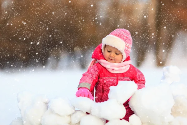 Happy little girl play in winter snow — Stock Photo, Image