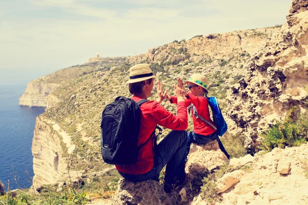 Voyage père et fils randonnée dans les montagnes pittoresques — Photo