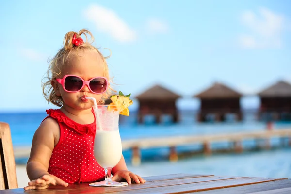 Roztomilá holčička pít koktejl na tropické pláži Royalty Free Stock Obrázky