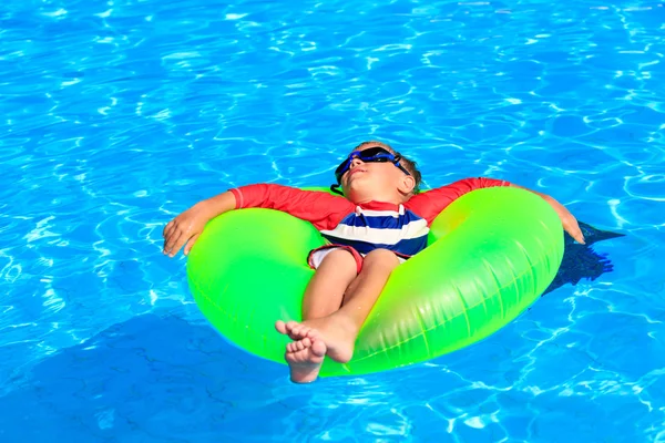 Petit garçon dans la vie anneau amusant à la piscine — Photo