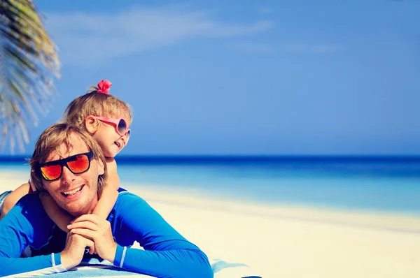 Happy father and cute little daughter at beach — Stock Photo, Image