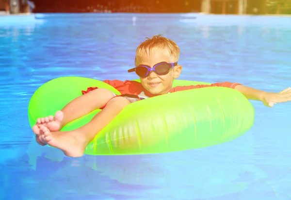 在生命圈有趣的在游泳池里的小男孩 — 图库照片