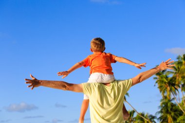 mutlu baba ve küçük oğlu omuzlarında beach adlı oyun
