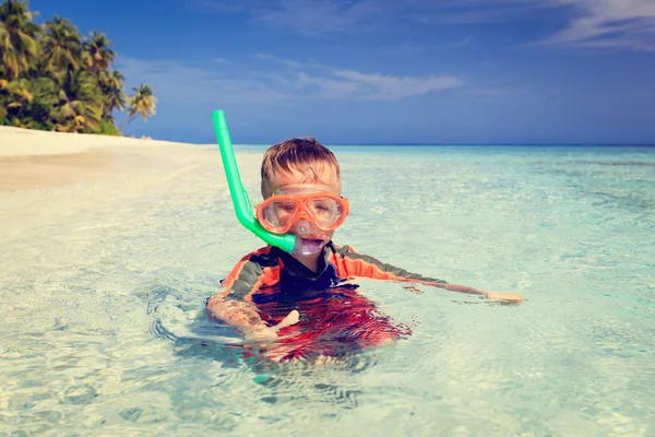 可爱的快乐小男孩用拇指游泳 — 图库照片