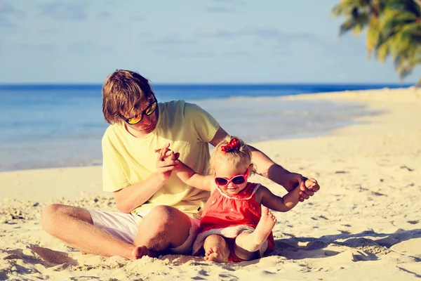 Père et jolie petite fille jouant sur la plage — Photo