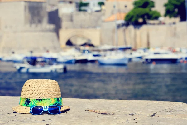 Hat and sunglasses on vacation in Europe — Stock Photo, Image