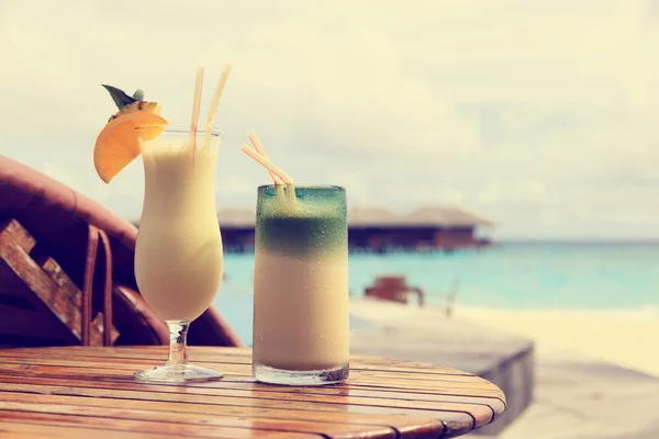 Två drinkar på strandsemester — Stockfoto