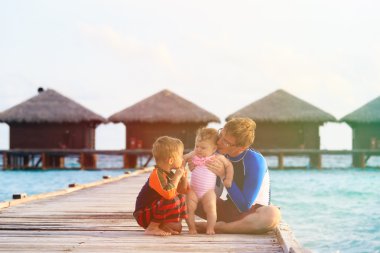 babası ile tropikal tatil çocuklar