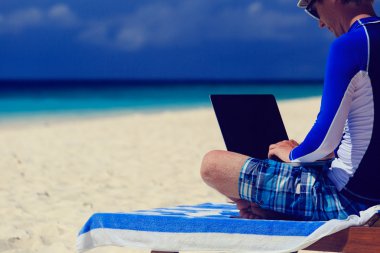 adam ile laptop beach tatil