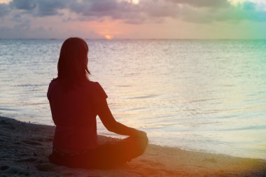 Sahilde kadın meditasyonu