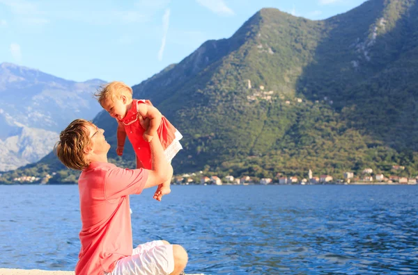 Padre e hija pequeña jugando en el mar — Foto de Stock