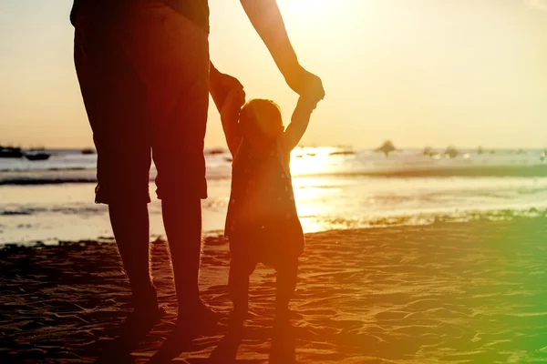 Padre e figlioletta imparare a camminare al tramonto — Foto Stock