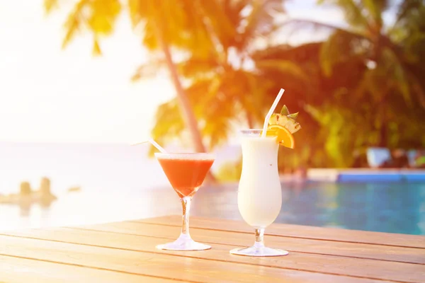 Два коктейлі на розкішному тропічному відпочинку — стокове фото