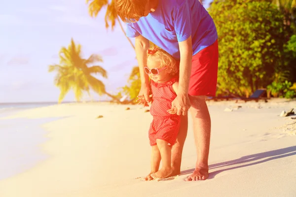 Père et petite fille marchant sur la plage — Photo