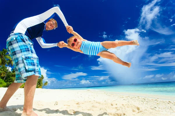 Vader en dochtertje plezier op strand — Stockfoto