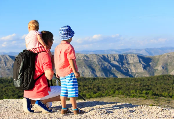 Père avec enfants en vacances à la montagne — Photo