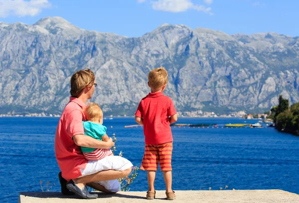 Padre e hijos viajan de vacaciones en el mar — Foto de Stock