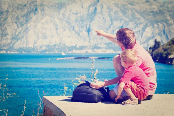 Padre e hijo mirando el mapa en las montañas — Foto de Stock