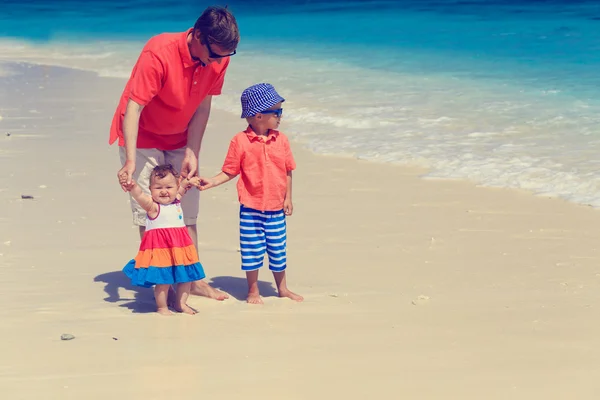 Отец и дети играют в морские каникулы — стоковое фото