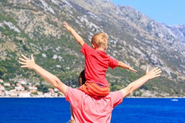 Famille heureuse en vacances à la mer — Photo