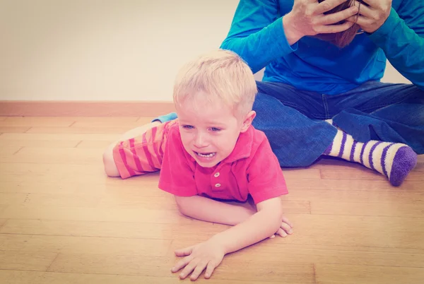 Pleurer enfant, père fatigué — Photo