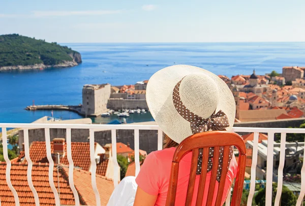 Mujer en el balcón disfrutando de la vista de Dubrovnik — Foto de Stock