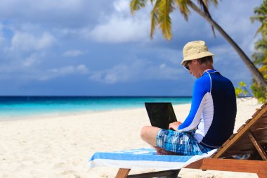 adam ile laptop beach tatil