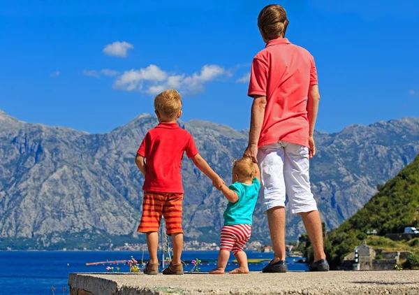 Padre con niños de vacaciones en las montañas — Foto de Stock