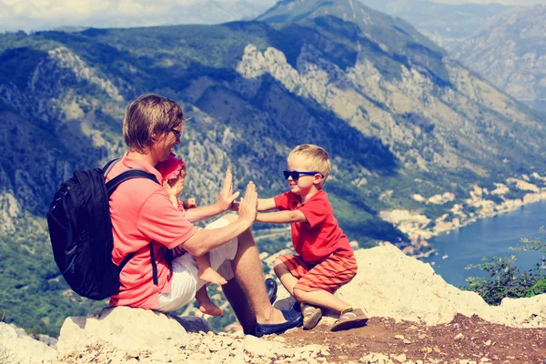 Père avec des enfants s'amuser en vacances dans les montagnes — Photo