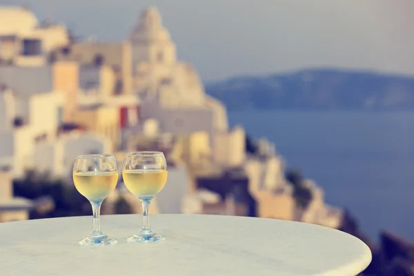 Dois copos de vinho em Santorini, Grecia — Fotografia de Stock