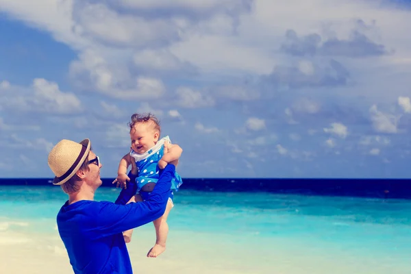 Pai e filha pequena diversão em férias na praia — Fotografia de Stock