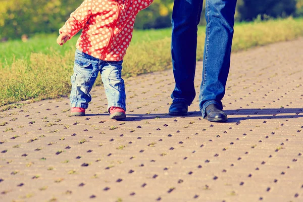 Madre enseñando a pequeña hija a caminar —  Fotos de Stock