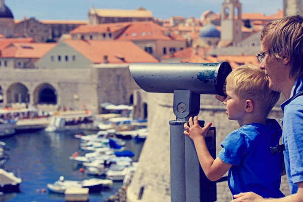 Family looking through binoculars at the city — Stock Photo, Image