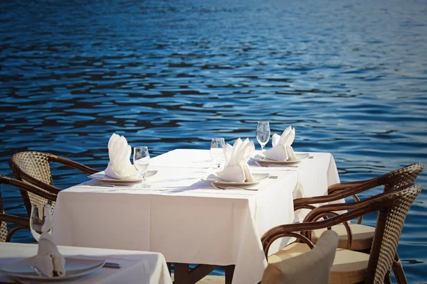 海を望む風光明媚なカフェ テーブル — ストック写真