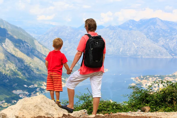 Padre e hijo mirando montañas de vacaciones — Foto de Stock