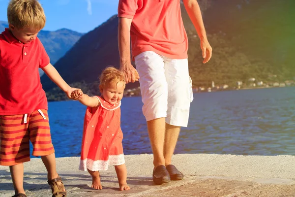 Família com pouco daugther aprender a andar de férias — Fotografia de Stock