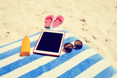 Sahilde Suncream, terlik ve touch pad