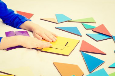 Bulmaca, erken eğitim ile oynarken küçük çocuk