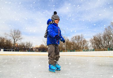sevimli küçük çocuk öğrenme kışın paten için
