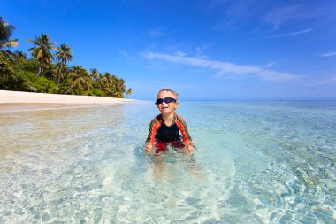 tropik sahilde Yüzme mutlu küçük çocuk