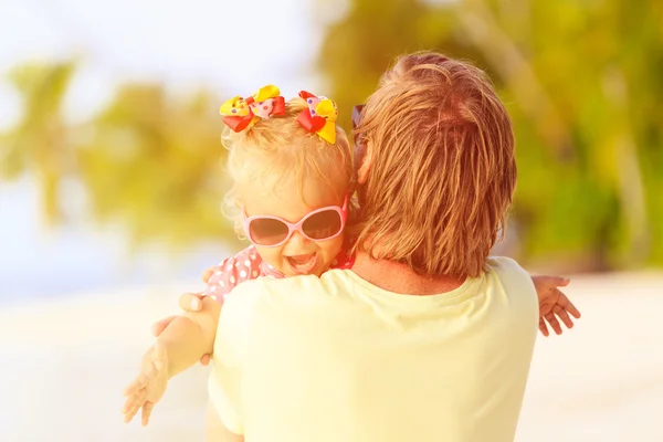Otec a roztomilá malá dcera na pláži — Stock fotografie