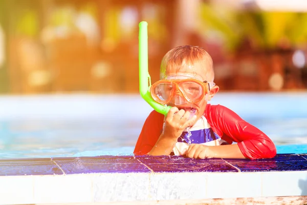 Malý chlapec, plavání s maskou v bazénu — Stock fotografie