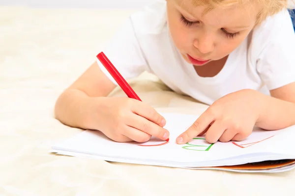 Petit garçon apprendre à écrire des lettres — Photo