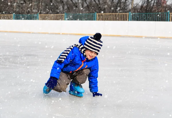 Χαριτωμένο μικρό αγόρι που μαθαίνει να κάνει πατινάζ το χειμώνα — Φωτογραφία Αρχείου