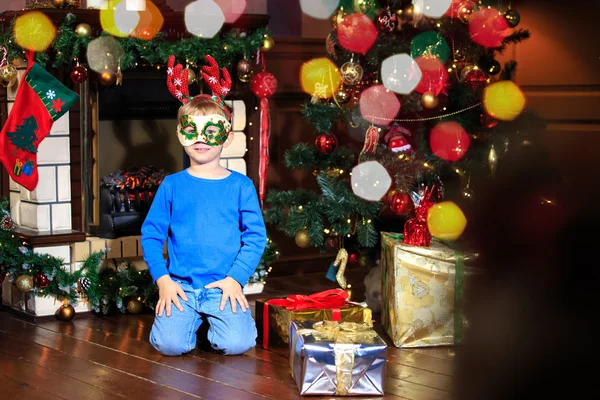 Μικρό αγόρι τη διασκέδαση στο σπίτι Χριστούγεννα — Φωτογραφία Αρχείου