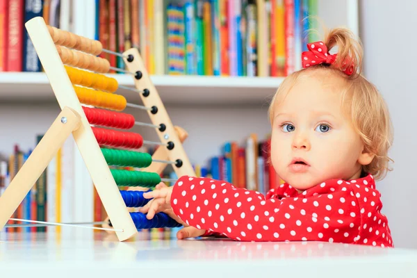 Petite fille jouer avec abaque, apprentissage précoce — Photo